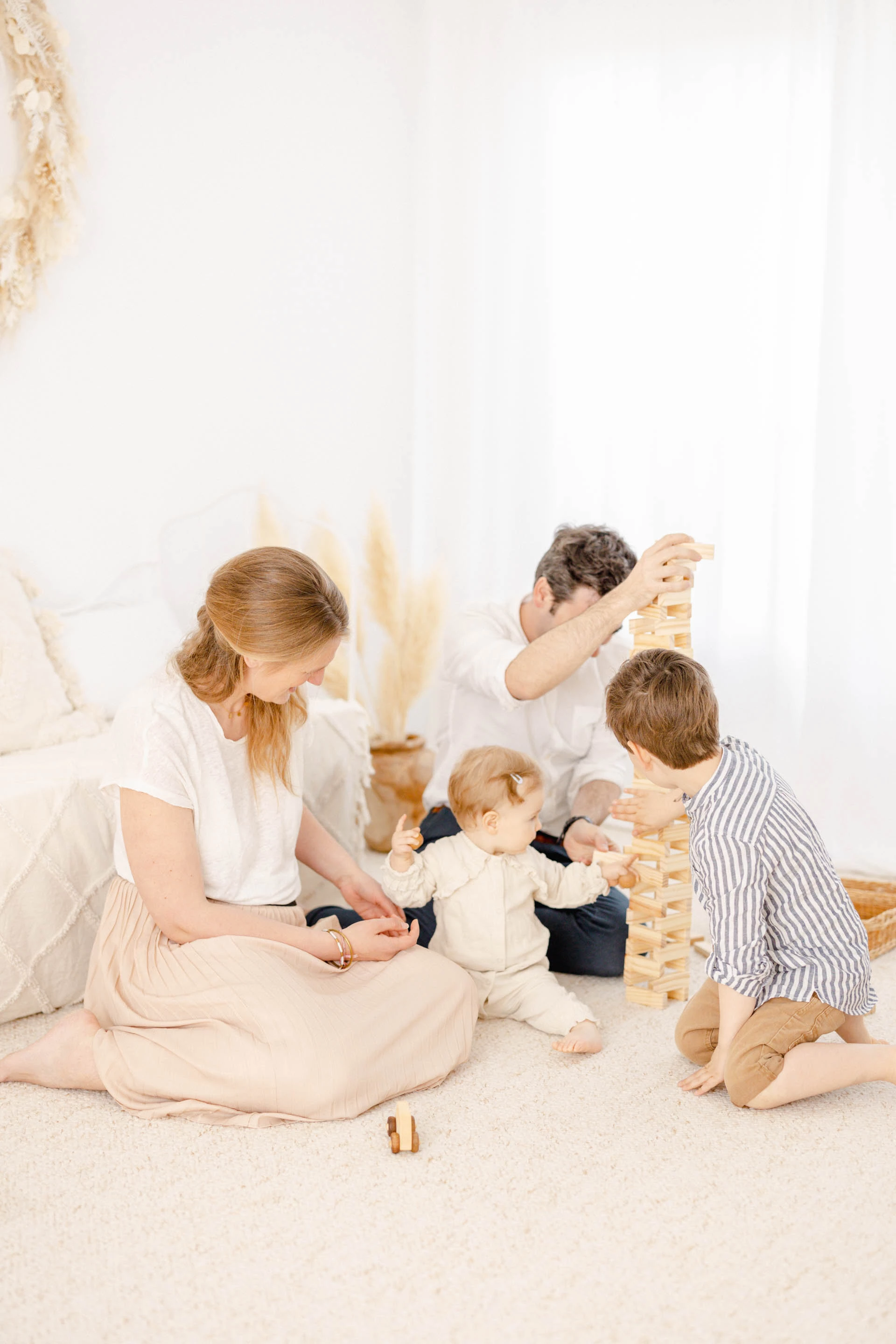 enfant bonheur jouer avec les enfants famille beige